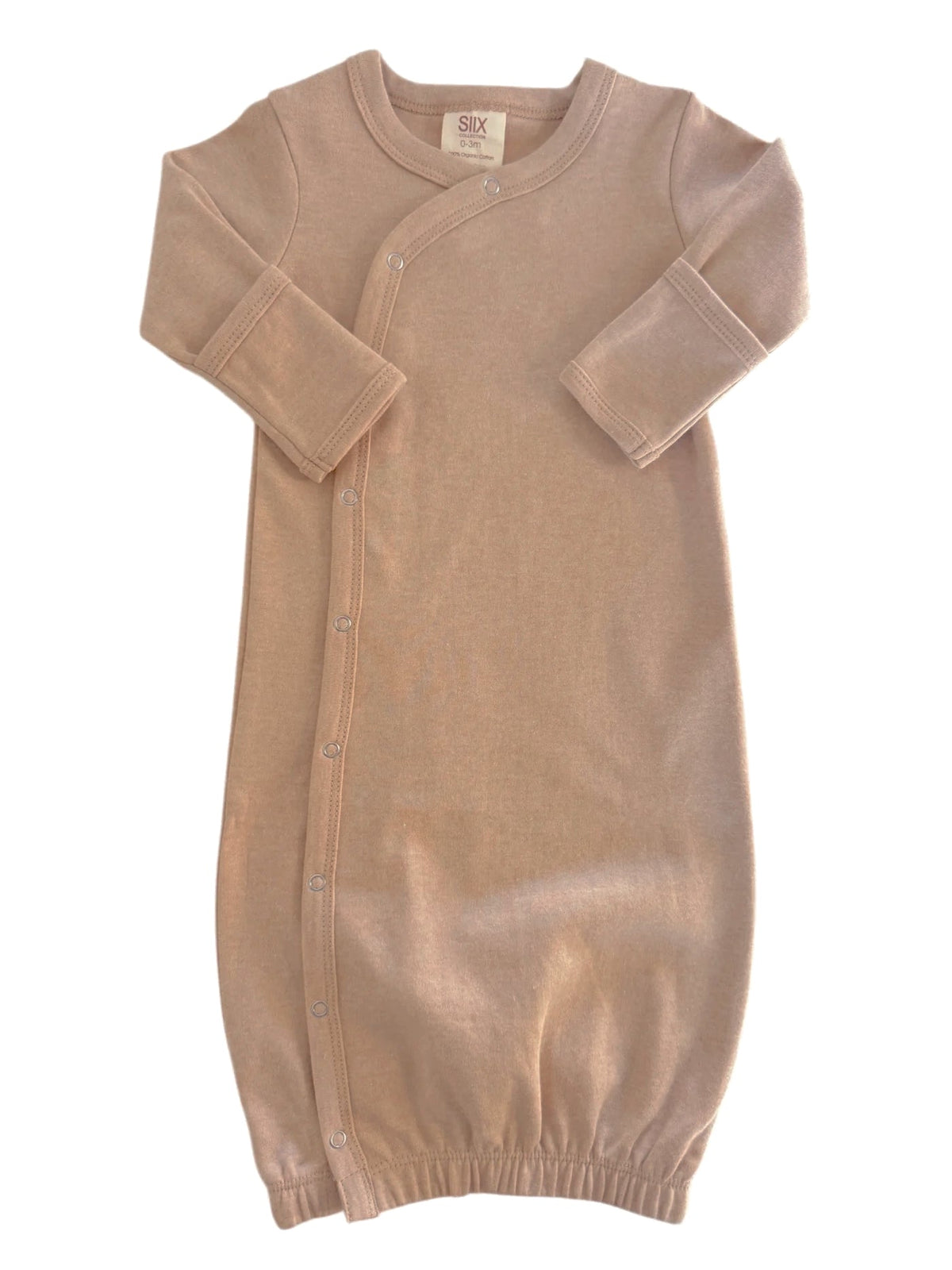 Baby gown in soft beige with long sleeves and snap closures, ideal for newborns, size 0-3 months.