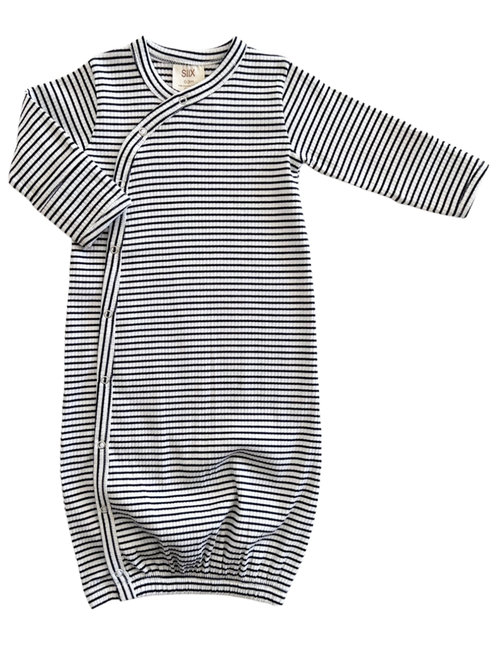Black and white striped baby gown with long sleeves and a buttoned closure. Ideal for newborns.