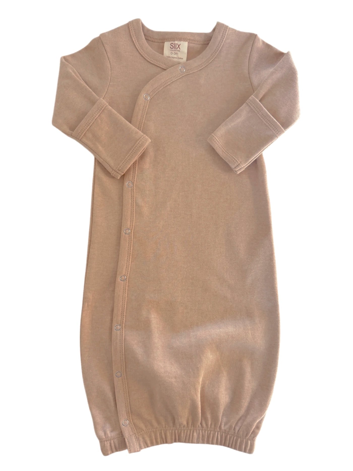 Baby gown in soft beige with long sleeves and snap closures, ideal for newborns, size 0-3 months.