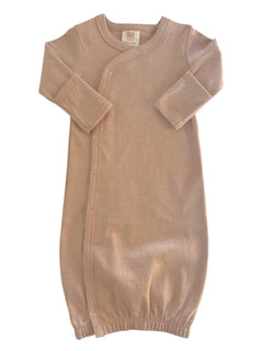 Baby gown in soft beige with long sleeves and snap closures, ideal for newborns, size 0-3 months.