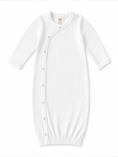 White ribbed baby gown with long sleeves and snap buttons, suitable for ages 0-3 months.