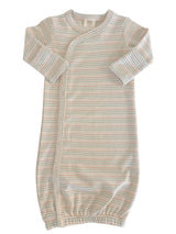 Lightly striped baby gown with long sleeves and snap buttons for easy dressing. Ideal for newborns.