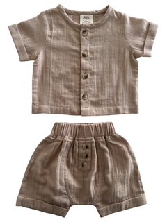 Beige infant two-piece outfit featuring a button-up shirt and shorts. Ideal for ages 0-3 months.